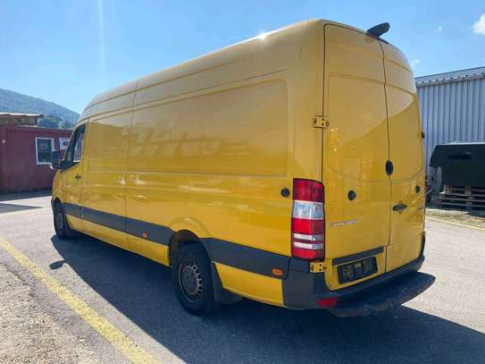 Mercedes Sprinter fourgon utilitaire jaune grande capacité image 6