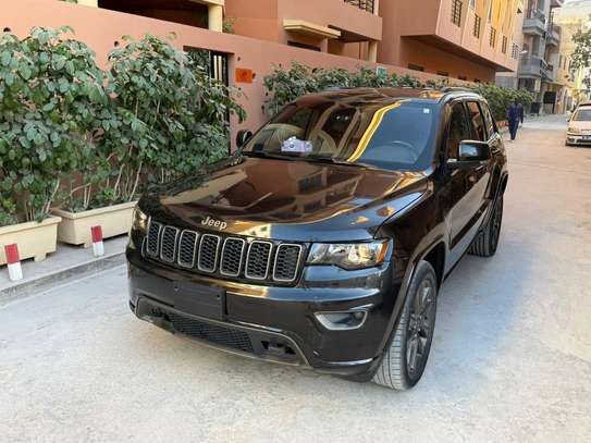 Jeep Grand Cherokee SUV noir robuste et spacieux image 4