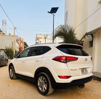 Je vends ma Hyundai Tucson 2016 automatique essence image 7