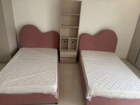 Paire de lits simples rose poudré avec matelas + meuble image 4