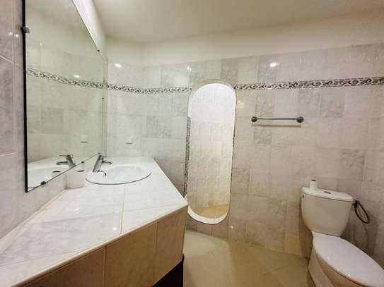 Villa avec jardin et piscine à Louer aux Almadies image 11