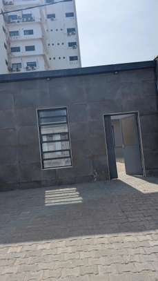 À louer grand showroom de 750 m² image 12