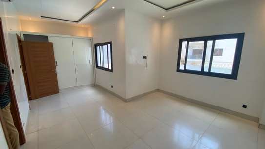 Villa R+1 à louer Almadies image 5