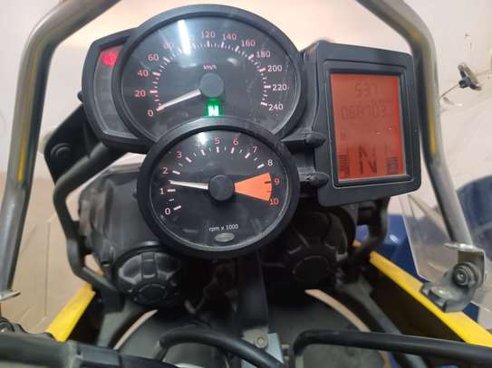 Moto BMW GS 650 jaune noir avec top case polyvalente image 5