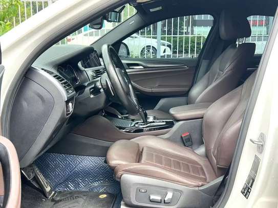 BMW X4 SUV blanc puissant et élégant image 5