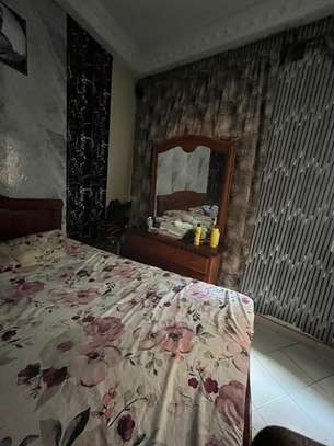 Chambre à couche Double lit avec Armoire et commode A VENDRE image 3