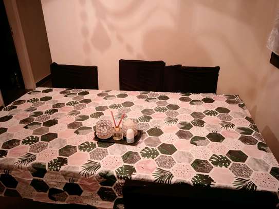 Table avec six chaises image 3