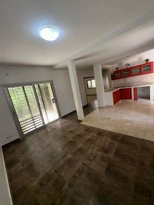 Villa en R+1 à louer à la cité Biagui image 2