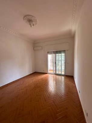 Salon spacieux parquet clair avec balcon lumineux image 3