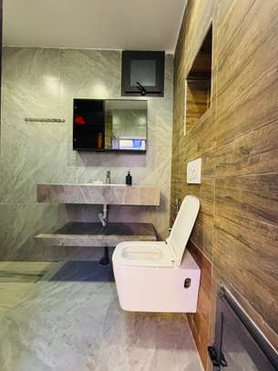 Chambre spacieuse avec climatisation et LED design image 4