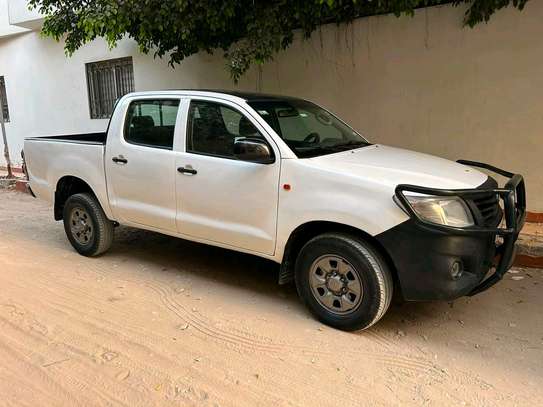 TOYOTA HILUX image 2