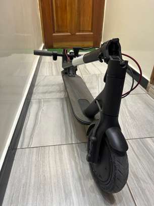 Trottinette électrique pliable noire urbaine image 5