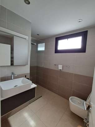 NGOR-ALMADIES : SPACIEUX F2 DE 150 M2 image 2