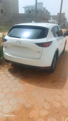 Mazda CX-5 SUV blanc spacieux et fiable image 9