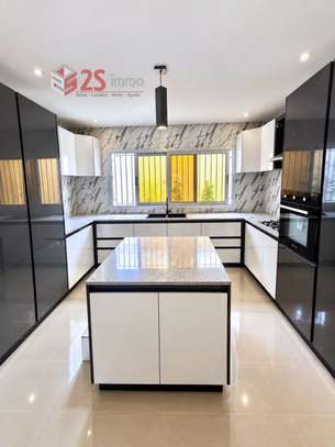 Villa R+1 à louer à Fann Résidence image 4