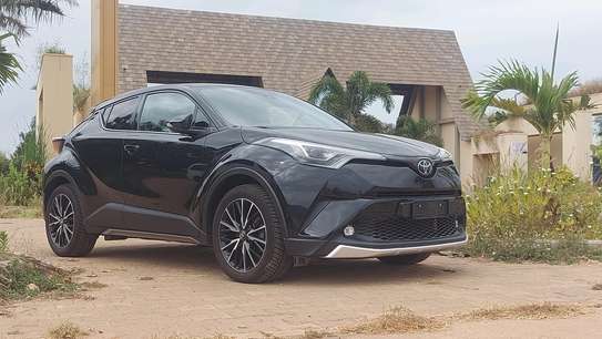 Toyota C-HR SUV compact noir jantes alliage sport image 9
