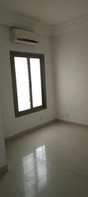 Appartement deux chambres salon image 2