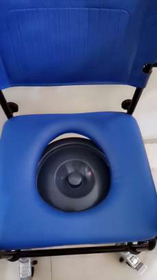 Chaise roulante avec pot image 3