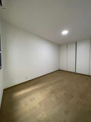 F4 neuf à louer au point e 204 m² image 6