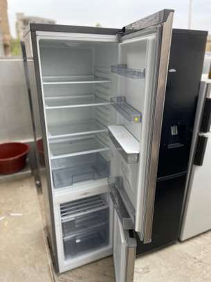 Réfrigérateur combiné inox noir avec distributeur d'eau image 3