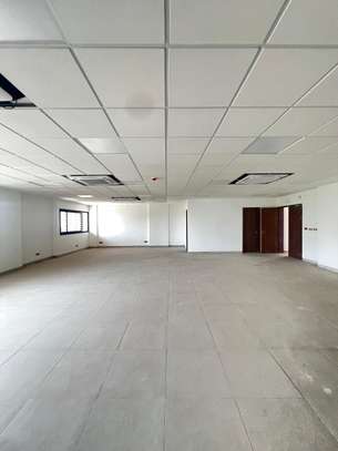 Plateaux de bureau à louer à partir de 465 m² image 3