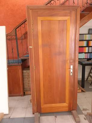 Porte bois rouge massif image 1