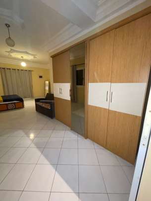 À VENDRE – Belle Villa Meublée avec Piscine à Saly Carrefour image 11