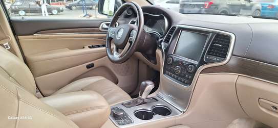 Jeep Grand Cherokee SUV argent spacieux et robuste image 6