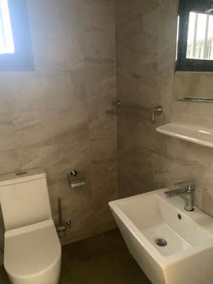 APPARTEMENT de types F4 A louer NGOR~ALMADIES image 10