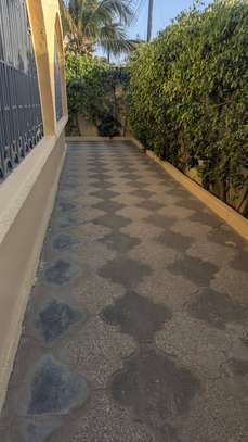 Villa basse de 1000 m² à louer à Dieupeul 1 image 2