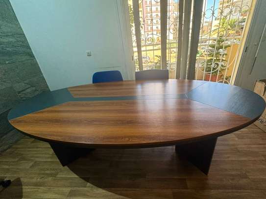 Table de réunion à vendre. image 2