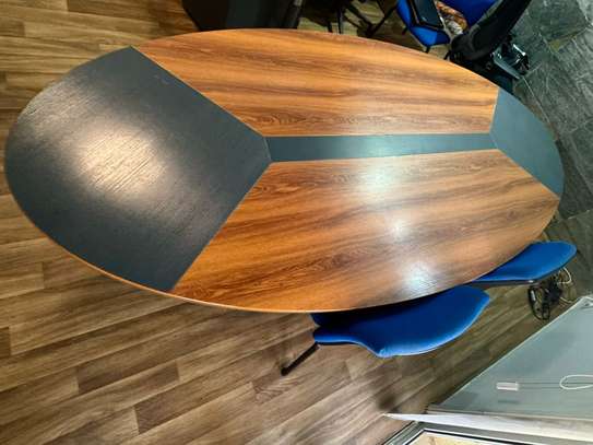 Table de réunion à vendre. image 1