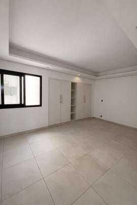 F5 DE 260M² A LOUER image 13