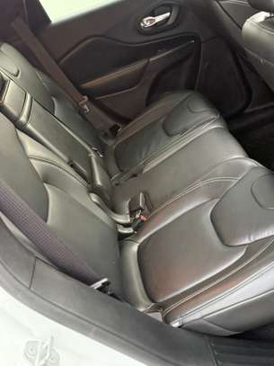 Jeep Cherokee image 8