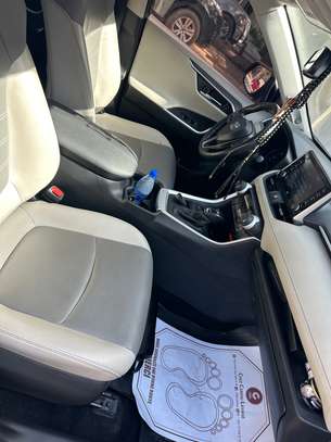 Toyota rav4 2021 full options image 9