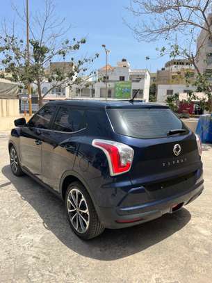 SsangYong Tivoli compacte 5 portes bleu foncé image 6