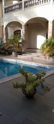 Grande villa avec piscine a louer a Sotrac Mermoz image 2