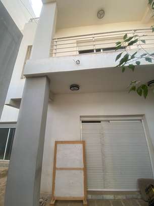 Une villa R+2 à louer aux Mamelles image 1
