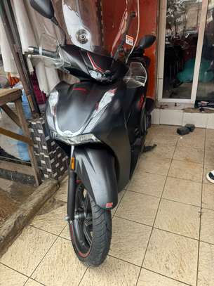 A vendre  Honda sh 350 image 3