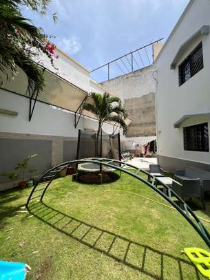 Grande Villa moderne de 600M ² à louer aux Almadies image 3