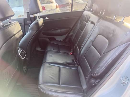 Kia Sportage EX image 10