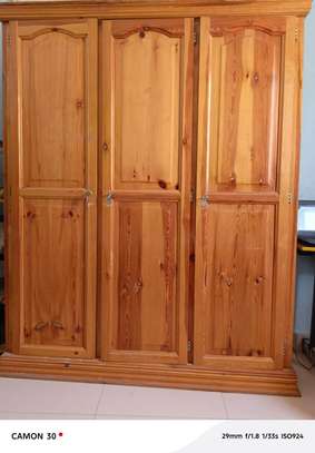 Armoire en bois massif à 3 portes image 1