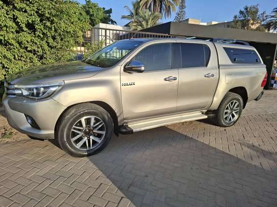 TOYOTA HILUX image 2