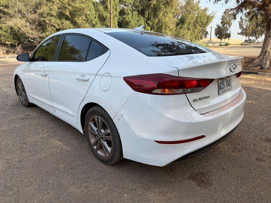 Je vend ma Hyundai Elantra 2018 automatique essence image 2