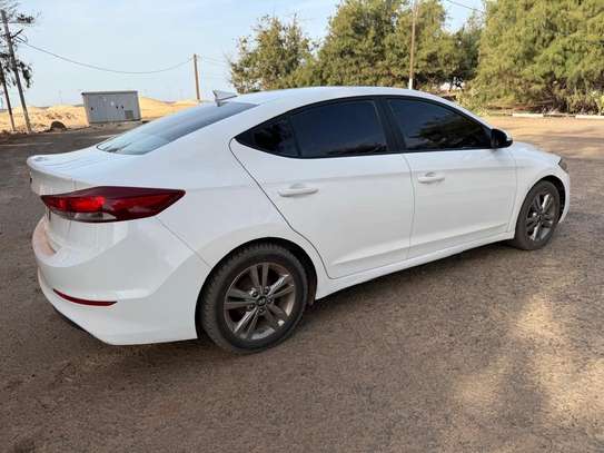 Je vend ma Hyundai Elantra 2018 automatique essence image 5
