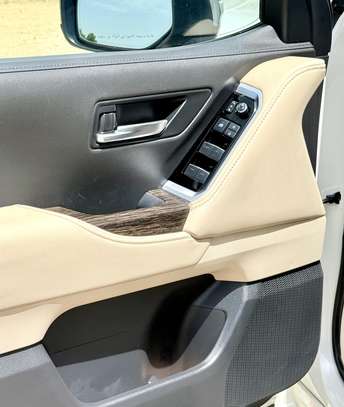 Toyota Land Cruiser LC 300 image 12