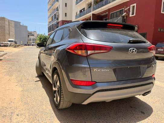 Hyumdai Tucson image 5