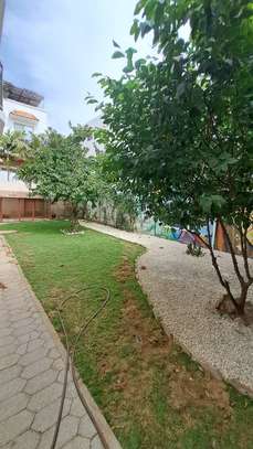 MAGNIFIGUE DUPLEX F6 A LOUER AUX ALMADIES image 11