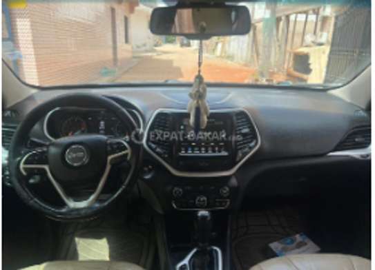 Jeep Cherokee 2015 SUV blanc robuste et confortable image 4