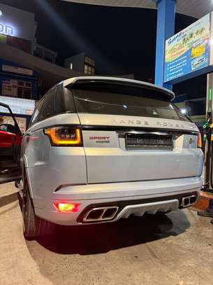 Range Rover SVR image 4